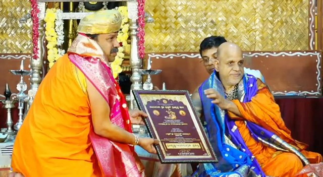 ಉಡುಪಿ ಪುತ್ತಿಗೆಶ್ರೀಪಾದಂಗಳವರಿಂದ ಡಾ| ರಾಮದಾಸ ಉಪಾಧ್ಯಾಯರಿಗೆ ಗೌರವಾರ್ಪಣೆ ಉಡುಪಿ ಪುತ್ತಿಗೆಶ್ರೀಪಾದಂಗಳವರಿಂದ ಡಾ| ರಾಮದಾಸ ಉಪಾಧ್ಯಾಯರಿಗೆ ಗೌರವಾರ್ಪಣೆ